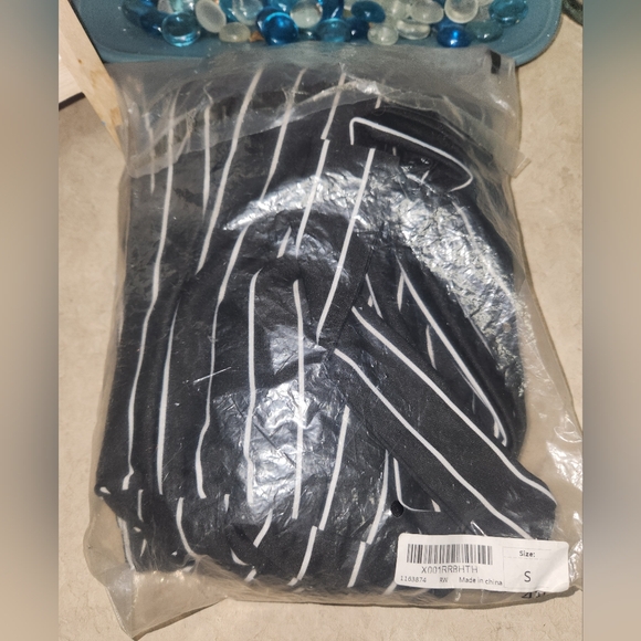 Batwing Short Sleeves V Neck Pinstripe Tie-Waist Jumpsuit, BLACK, SZ: S ~ NEW - Picture 4 of 7